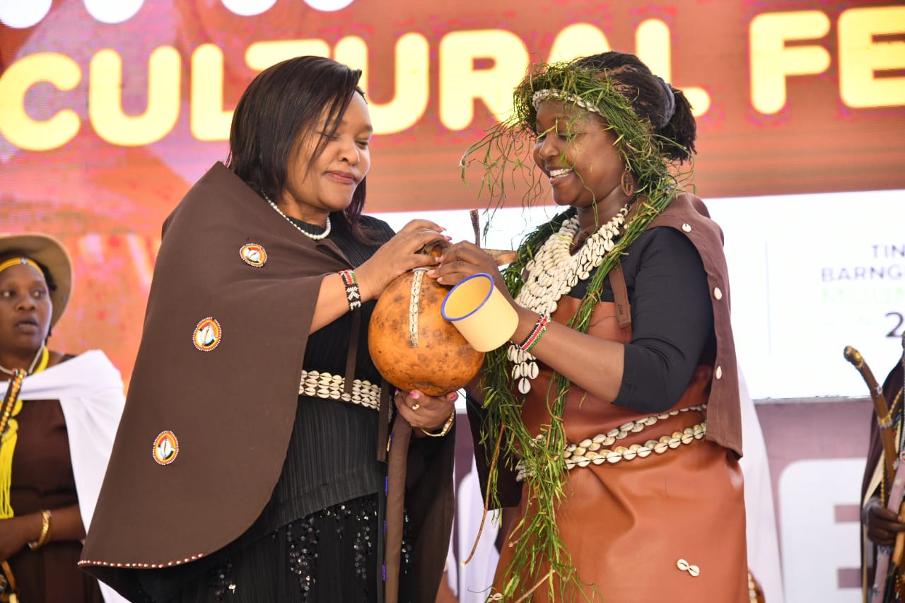 CS Rebecca Miano, EGH, receiving a  gift