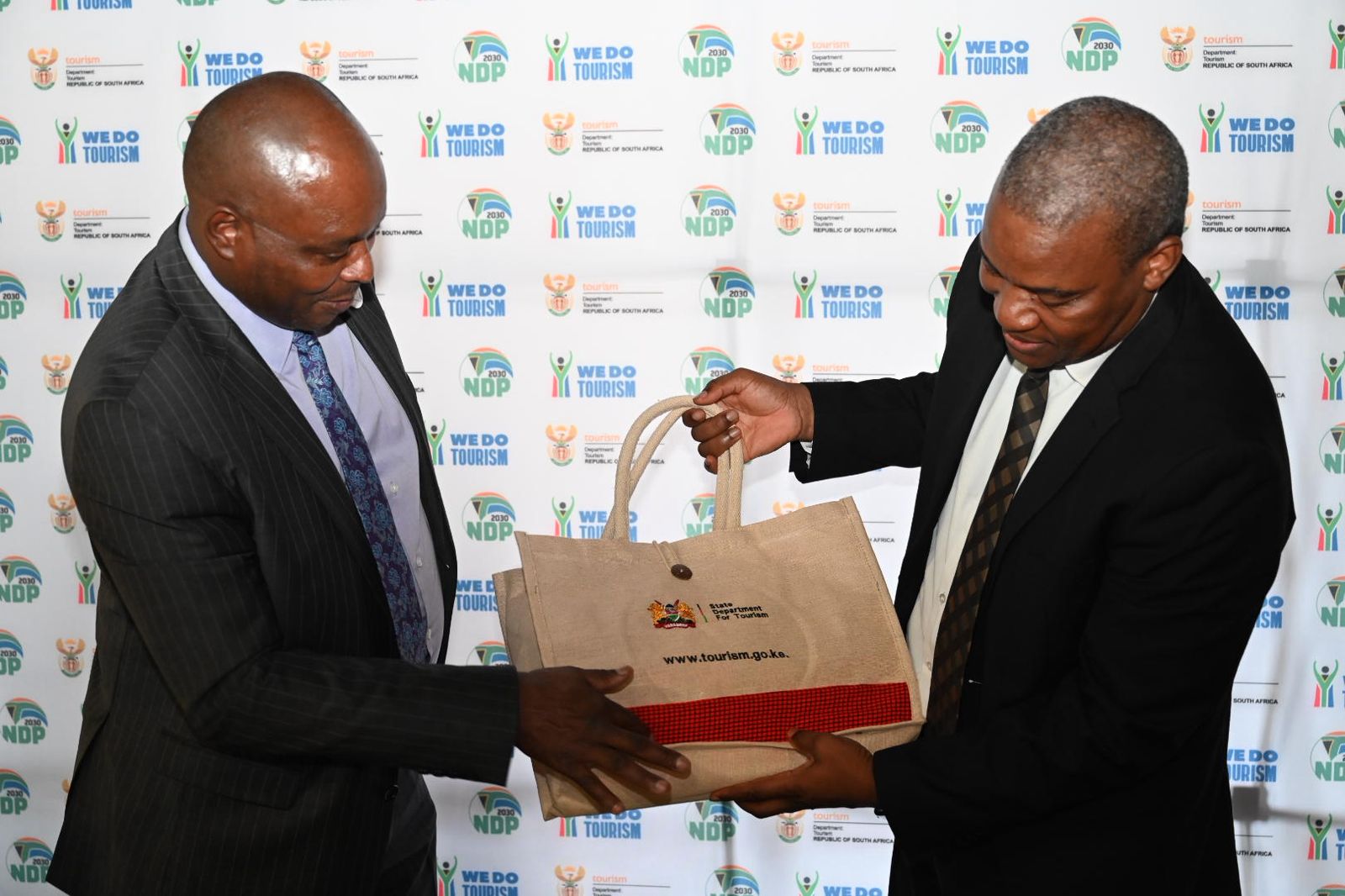 Nkhumeleni Victor Vele Director General of South Africa Department Tourism Receiving Gift From The Tourism Secretary David Gitonga.