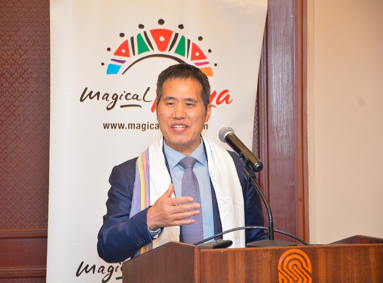 hinese Ambassador to Kenya, H.E. Zhou Pingjian, addressing the crowd at the Chinese Media Organizations dinner, at the Serena.
